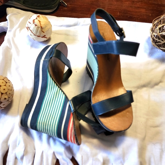 These lovely pair of Sandals are waiting to be chosen!!! - Picture 9 of 10